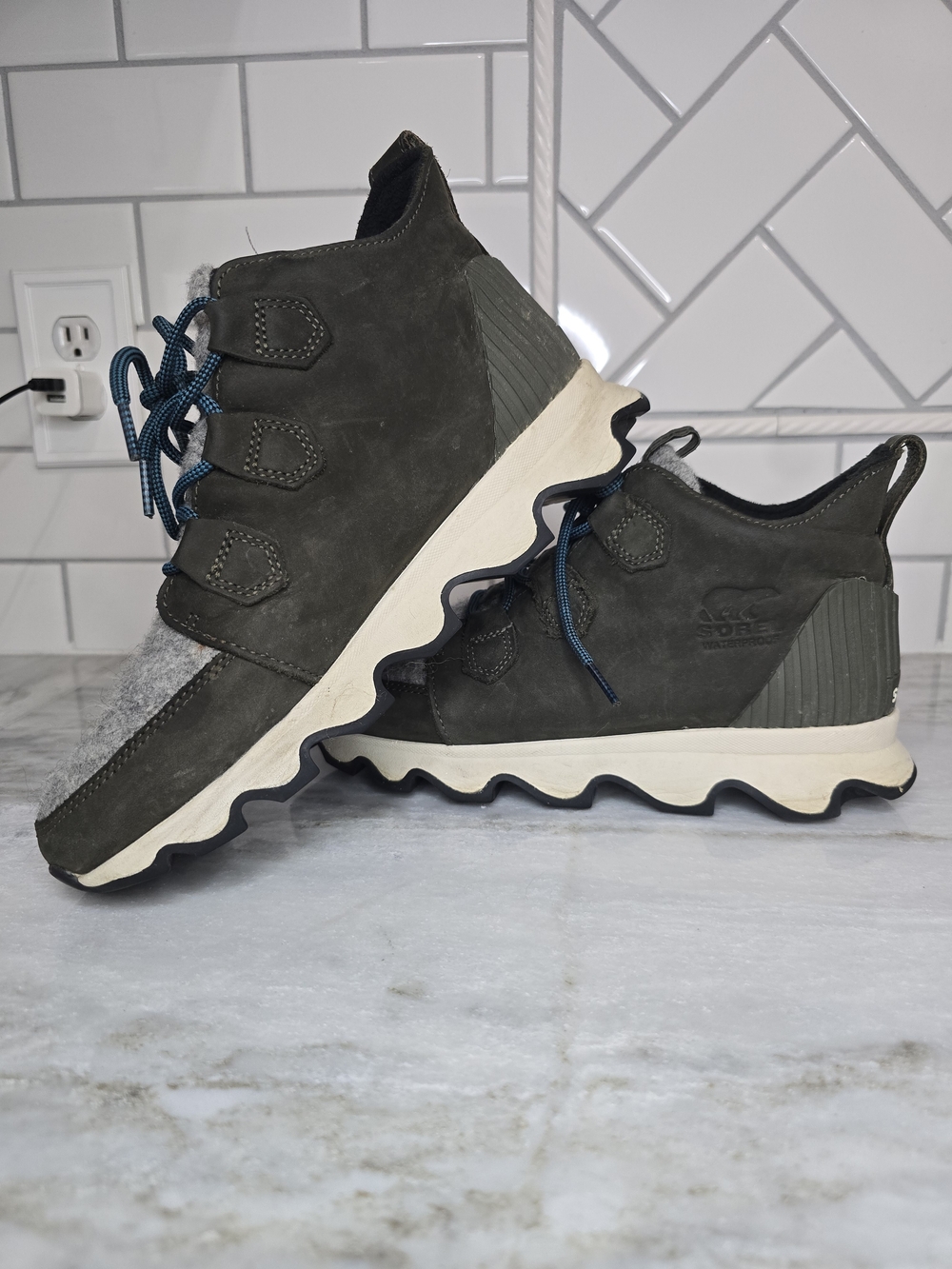 Sorel Kinetic Lite Waterproof Sneakers Gray Felt Waterproof Shoes Women's Size 9
